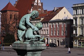 Bydgoszcz - Stary Rynek  Dzieci bawiące się gesią : stary rynek, dzieci, gęś, fontanna