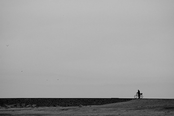 "rowerzysta"  na zachodniej "główce" wejścia do portu w Ustce : rowerzysta, ustka, niebo, ptaki