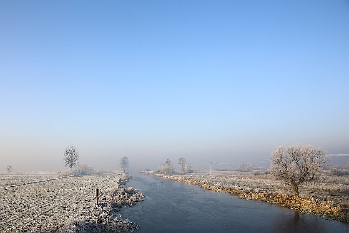 Kanał Bydgoski  w kierunku zachodnim : zima, niebo, kanał bydgoski