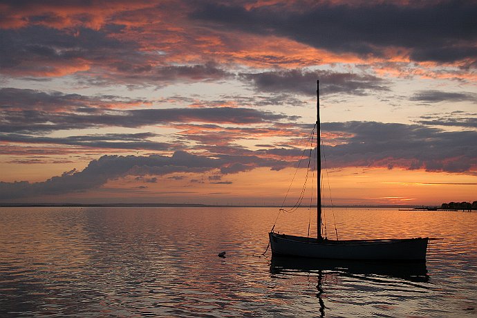 Zatoka Pucka  tuż po zachodzie słońca : wieczór, żaglówka, chmury