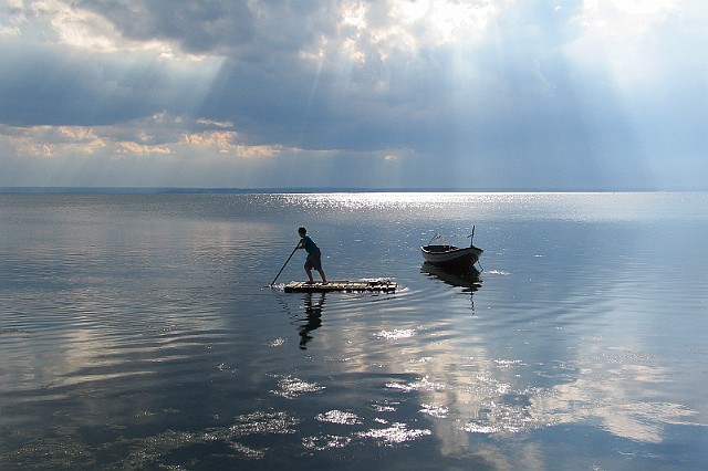 Chłopiec na tratwie  na Zatoce Puckiej przed burzą : tratwa, morze, zatoka, chłopiec, łódź