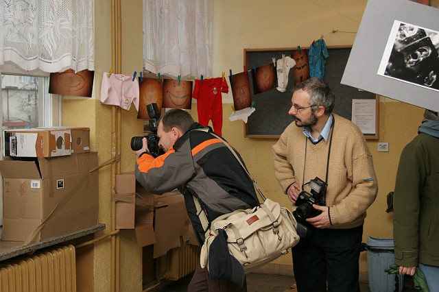 Fotograficy  Galerii Bezdomnej przyglądają się Maciej Rozwadowski (fotografujący) i Darek Arnold
