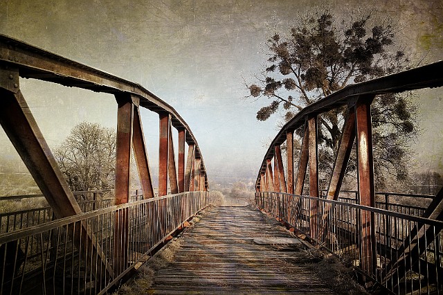 Most nad Kanałem Bydgoskim w głębi, we mgle miejscowość Kruszyn(kompozycja fotograficzna)