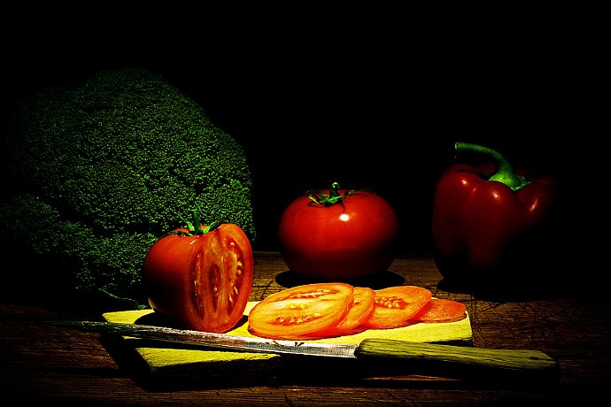martwa natura : pomidory, brokuły, papryka, nóż