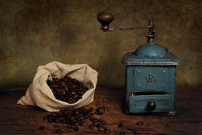 martwa natura : młynek do kawy, kawa, stół, ściana, woreczek, arabika