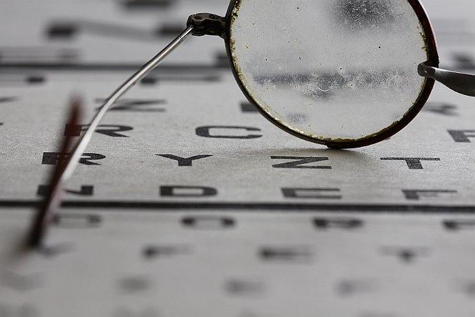 okulary  tablica do badania wzroku : okulary, stare, litery, tablica do badania wzroku