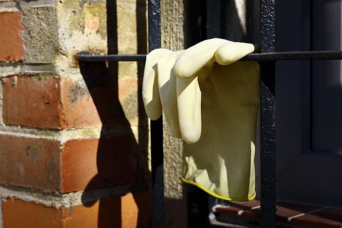 rękawiczka  Jeśli zdaje ci się, że okna sąsiadów są brudne - umyj swoje. Renata Szuman-Fikus : rękawiczka, krata, mur, cegły