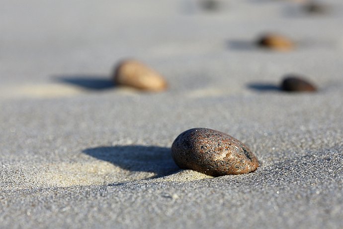 na plaży : kamienie, kamień, piasek