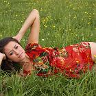 Agata  na łące : modelka, łąka, leżąca postać, czerwone, trawa