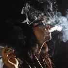 Agnieszka  od czasu do czasu sobie zapalę... : dym, papieros, portret, kobieta, okulary
