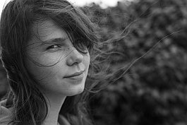 Marta  wiatr we włosach : włosy, portret, fotografia czarnobiała