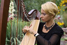 Anna  Dlaczego na harfie grają prawie wyłącznie panie? [...] Bo jak wynika z obrazów, które znamy z kościołów, harfa jest instrumentem godnym jedynie aniołów. (Wanda Chotomska  "Harfa")