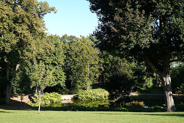 Park przy pałacu w Lubostroniu