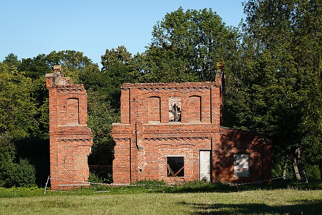 Ruiny dawnej fabryki euskolu Lubostroń